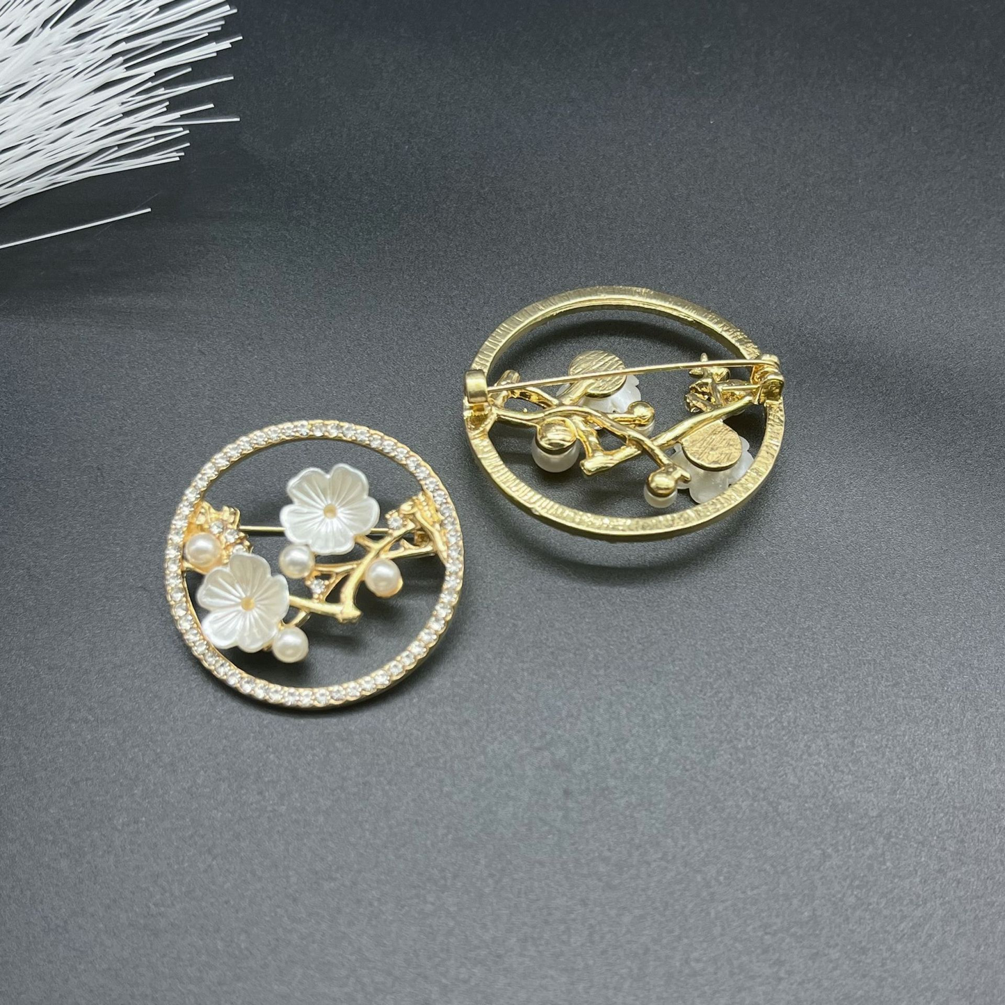 新中式国风梅花枝头胸针